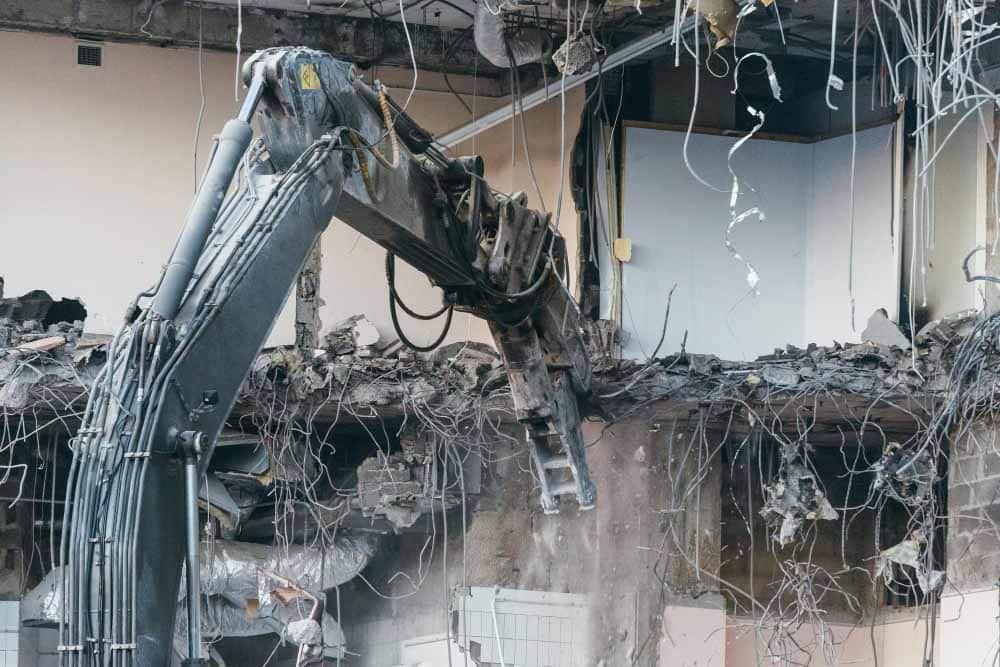 Techniken: Bagger, Explosion, manuelle Demo – Ein tiefer Einblick in moderne Abbruchmethoden